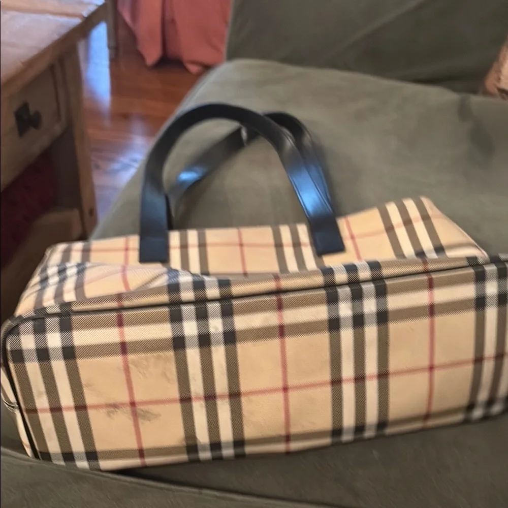 Burberry Cream and Black Tote with Iconic Plaid Design - Picture 3 of 4